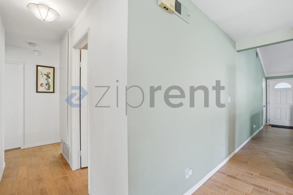 Building Photo - 2134 Latham St