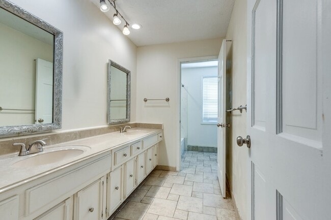 Building Photo - 1316 Rivermont Dr