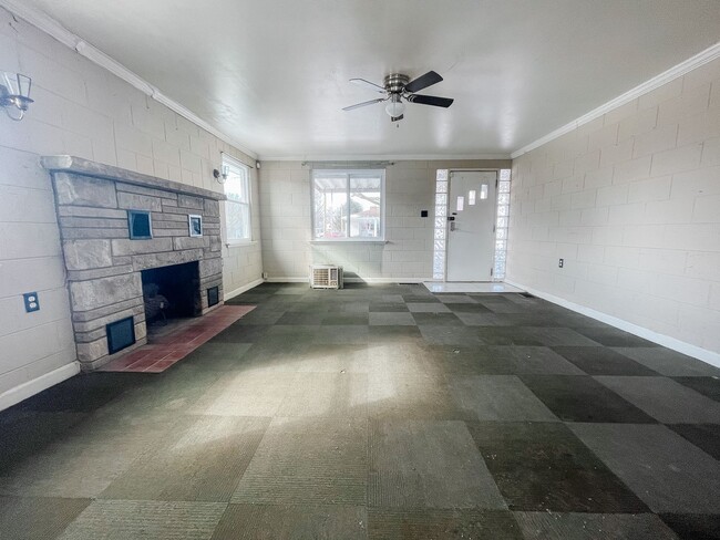 Building Photo - Cozy 2 Bedroom Home! Washer & Dryer Hookups! Fenced In Yard!