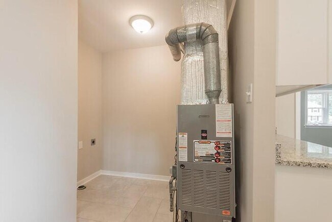 Building Photo - Spacious 4 Bedroom Home in West End Manor – Available April 10 – $2,600/mo