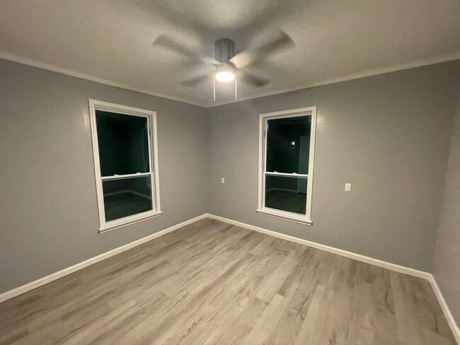 Building Photo - 3 bedrooms 2 baths - Only $1500 Per Month