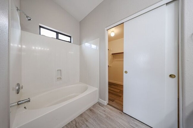 Building Photo - Welcome to this Charming 3 BEDROOM , 2 BAT...