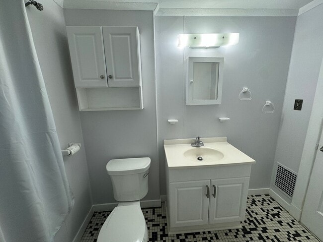 Building Photo - Single Family 3 Bedroom home on West Haven...