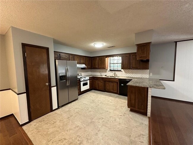 Building Photo - 2147 Loren Cir