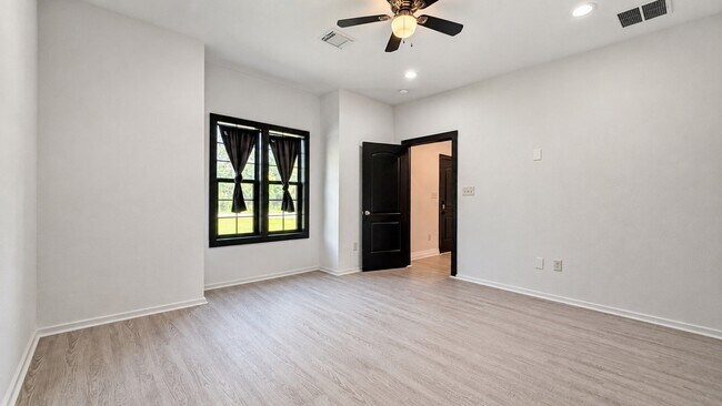 Building Photo - 11611 Walraven Dr
