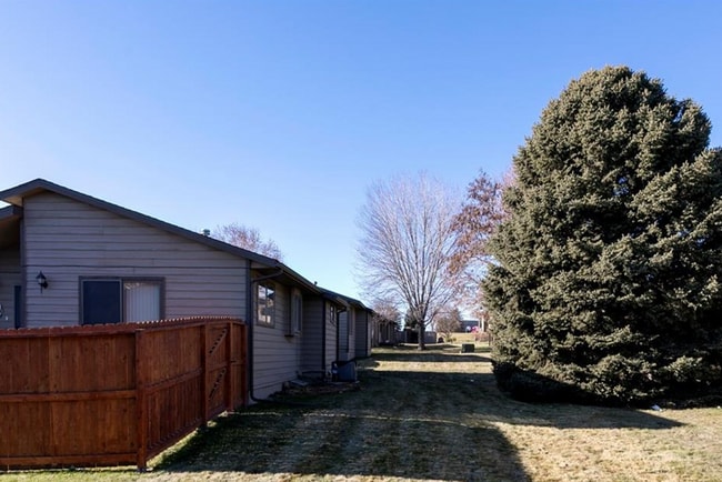 Building Photo - Spacious Condo in West Billings with a tennis court, basketball court & pool!