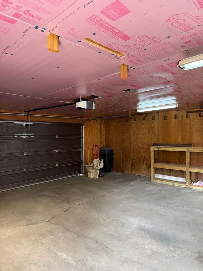 Building Photo - 3 Bed, 2 Bath Home with Garage