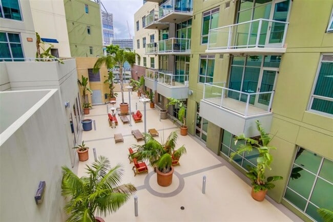 Building Photo - Large 1 Bedroom 1 Bath next to Petco Park