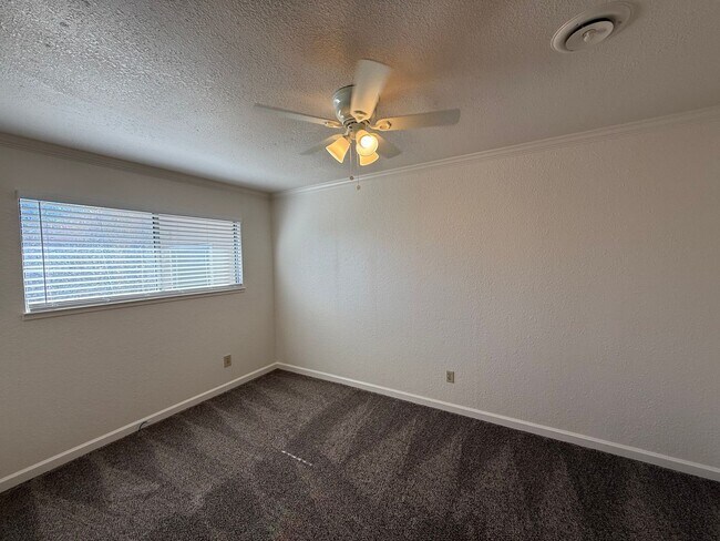 Building Photo - 4-bedroom single story in East Modesto!