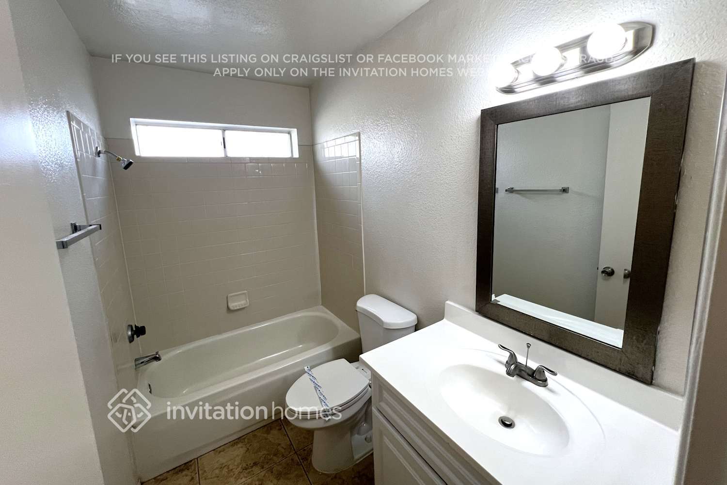 Building Photo - 1129 E Hampton Cir