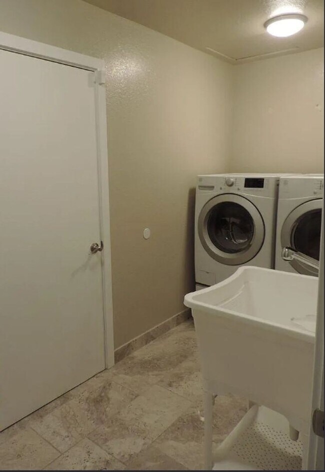 Building Photo - Beautiful 3-bed, 3-bath Home