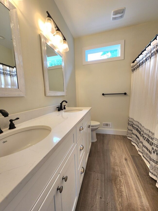 Building Photo - Perfect Blend of Comfort