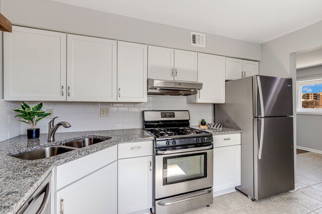 Building Photo - 240 N Archer Ave