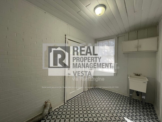 Building Photo - 1256 Winton Ave