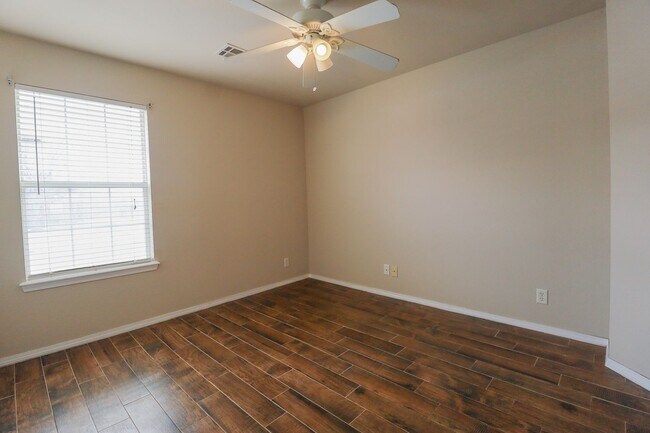 Building Photo - 3 Bed 2 Bath in Jenks - Available Now!