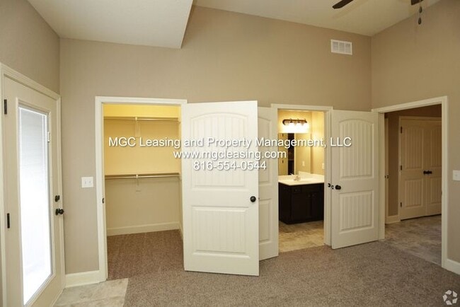 Building Photo - Eagle Creek Townhome with primary bedroom and bath on 1st level! June Specials Available