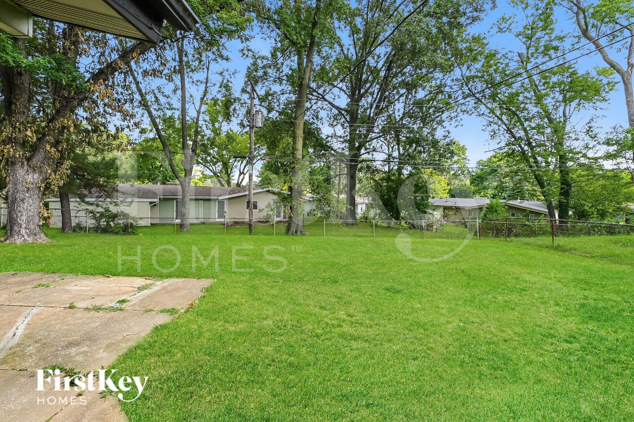 Building Photo - 3045 Kingsley Dr