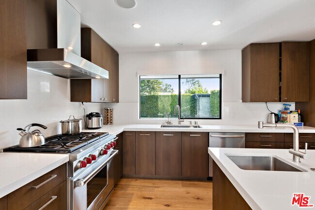 Building Photo - 3035 Lake Glen Dr