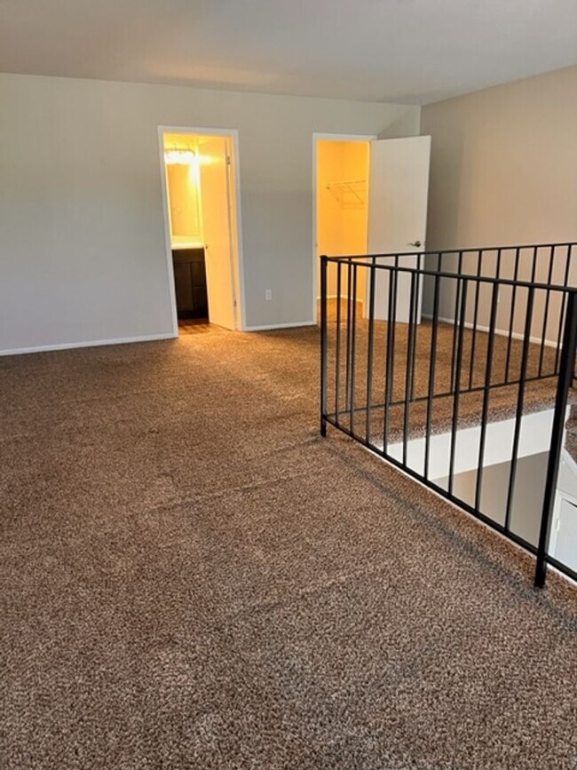 Building Photo - Spacious 1-Bedroom Apartment for Rent in C...