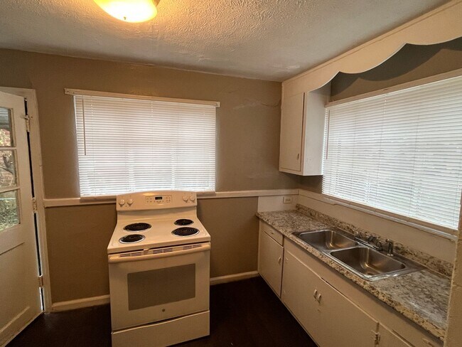 Building Photo - **ON HOLD**2 Bedroom / 1 Bathroom Total El...