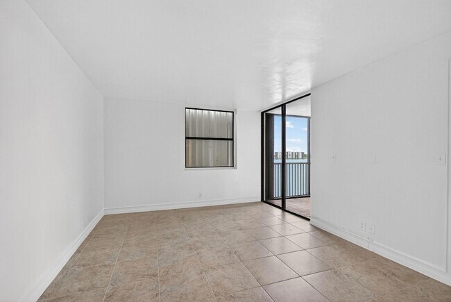 Building Photo - 117 Lake Emerald Dr