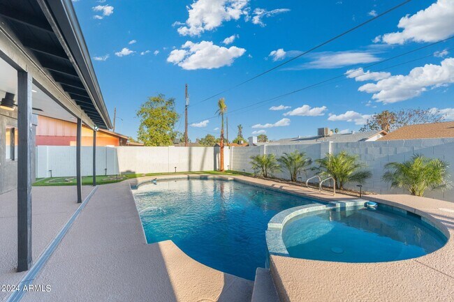 Building Photo - 1643 W Griswold Rd