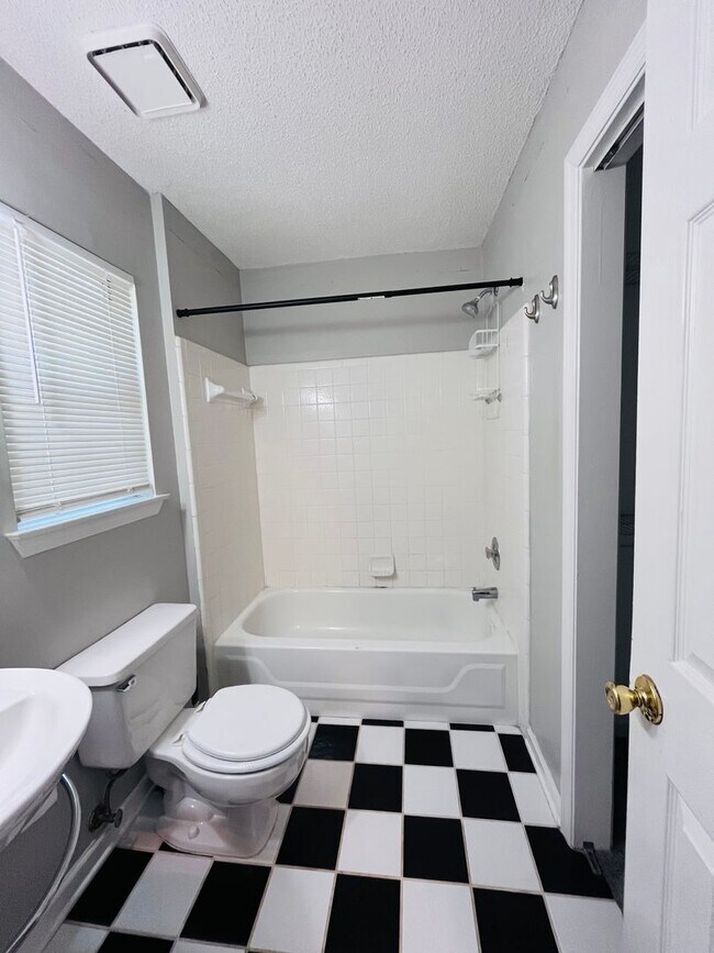Building Photo - 3 BR/ 2 BA home located in Killearn Acres!