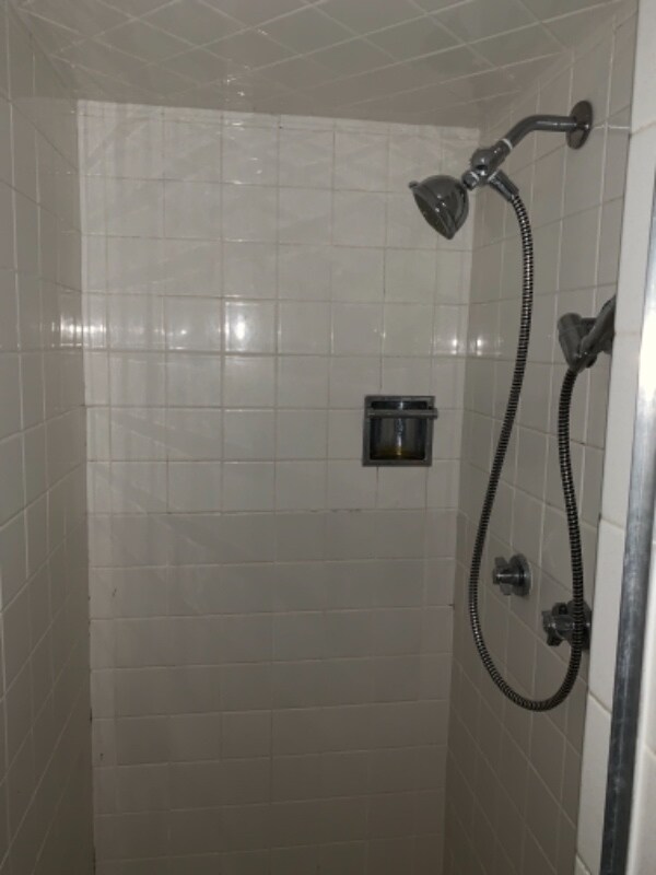 Building Photo - 2025 Brookline Dr