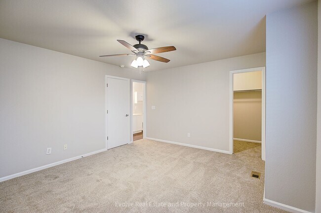 Building Photo - 9641 Cove Creek Dr