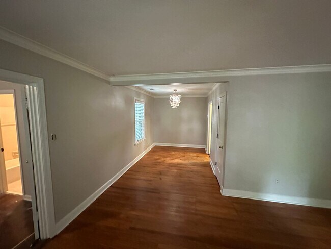 Building Photo - Near Chickasaw Gardens! Split bedroom floor plan! Huge fenced in back yard!