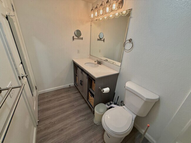 Building Photo - Secure Downtown Oakland 2 BR,2 BA with Garage Parking, EV Charging