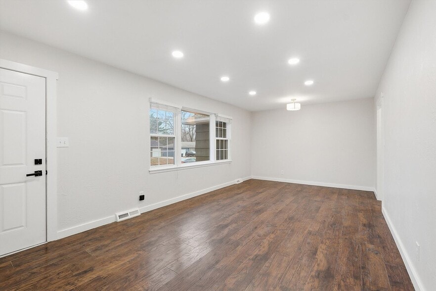 Building Photo - 4517 E 112 St