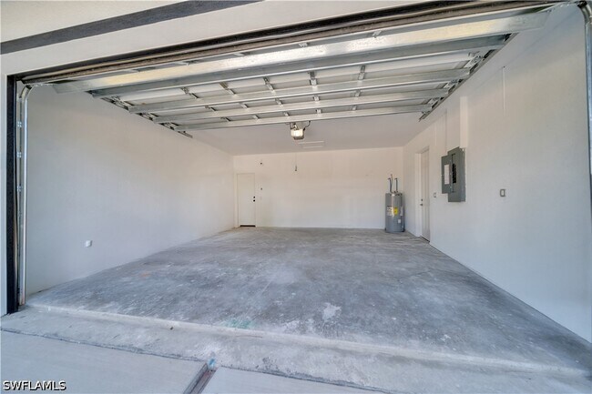 Building Photo - 1142 Dutchess St E