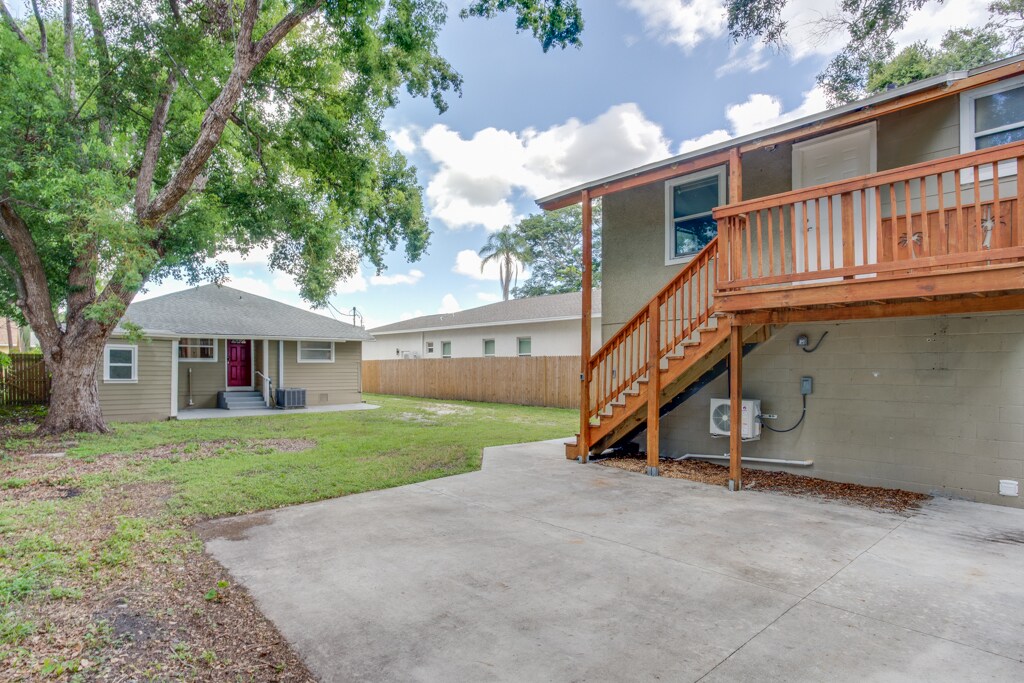 shared backyard - 905 Plaza St