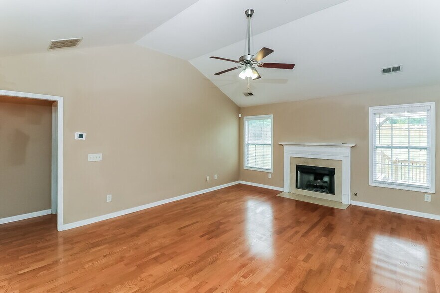 Building Photo - 460 Kyles Cir
