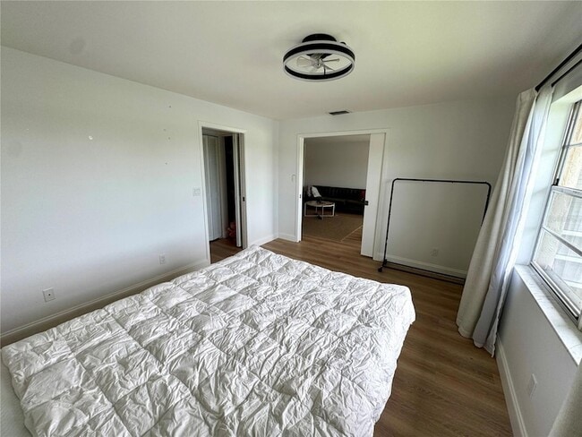 Building Photo - 6999 W Country Club Dr N