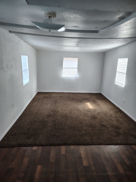 Building Photo - 210 SE Camelot Loop