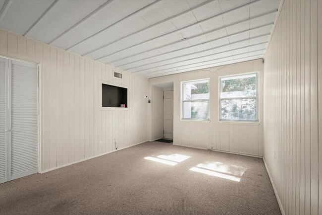 Building Photo - 725 5th Ave N