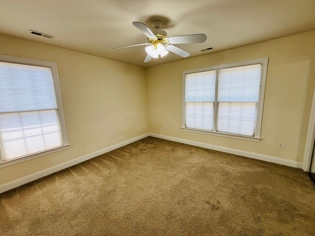 Building Photo - 204 Heights Ln