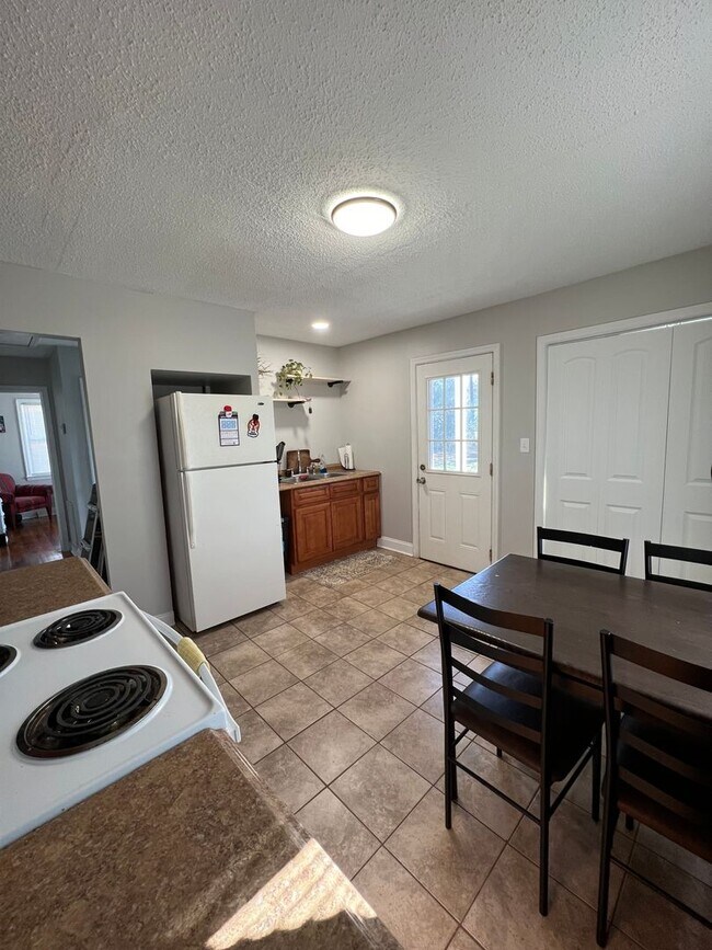 Building Photo - Knoxville 37920 - 2 bedroom, 1 bath home - Contact Adam Joachim (352) 220-7700