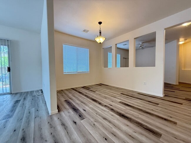 Building Photo - 813 Peachy Canyon Cir