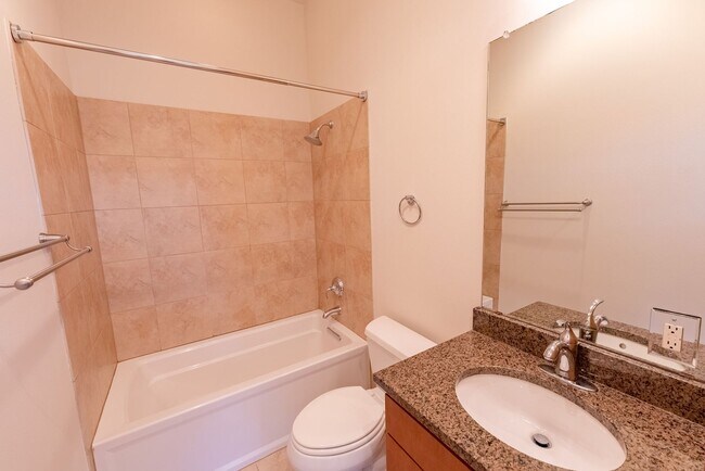 Building Photo - Beautiful South Lamar 2 bed 2 bath Condo!