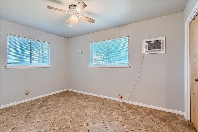 Building Photo - 210 W 51st St