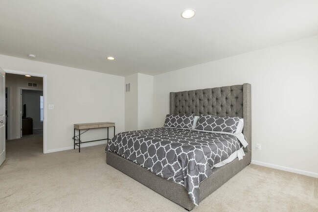 Building Photo - Luxurious 4-Bedroom Townhouse with 2 Car Garage in Manassas!