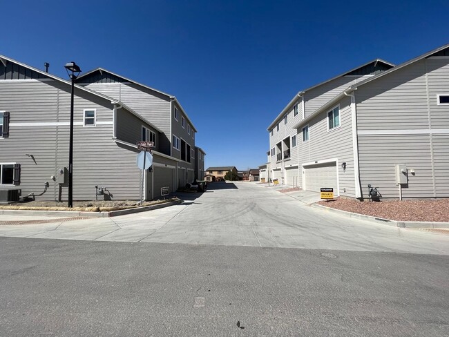 Building Photo - Immaculate Townhome Close to Woodmen and P...