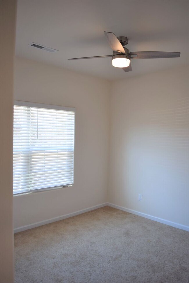 Building Photo - Beautiful Ranch Home - FENCED Yard - 2 car garage