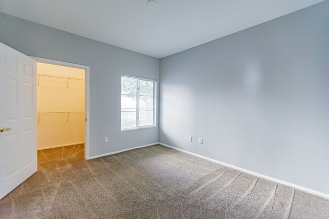 Building Photo - Downstairs condo located in Summerlin