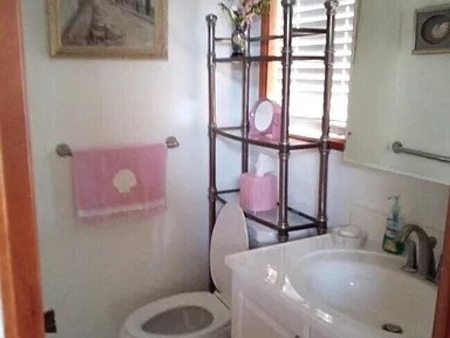 Building Photo - Furnished MID-TERM ~ Unique Ocean Front House