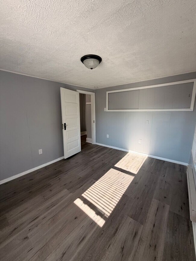 Building Photo - 2 bedroom available for a move right away!
