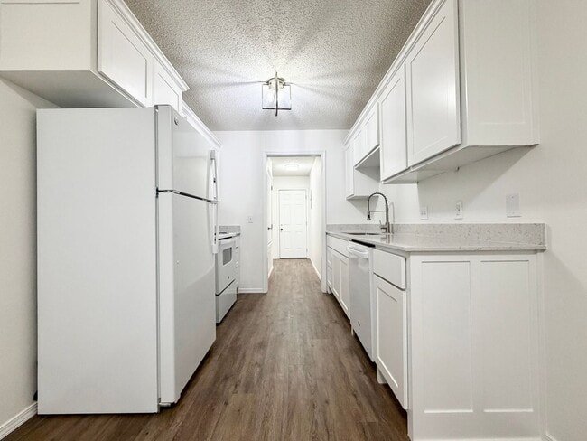 Building Photo - ***5905 B Sara Street***